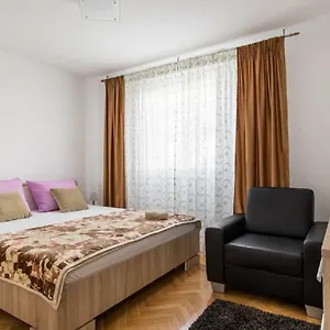 Deluxe Manuela With Balcony Center Gostinjska kuća